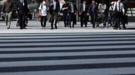 Pejalan kaki menyeberangi jalan di dekat Stasiun Tokyo di Tokyo, Jepang [Xin]
