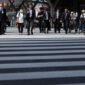 Pejalan kaki menyeberangi jalan di dekat Stasiun Tokyo di Tokyo, Jepang [Xin]