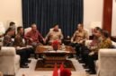
Presiden Indonesia Prabowo Subianto bertemu dengan Menteri Luar Negeri China Wang Yi, yang juga merupakan anggota Biro Politik Komite Sentral Partai Komunis China, serta Menteri Pertahanan China Dong Jun di kediaman resminya di Jakarta, pada 21 Agustus 2026. (Xinhua)