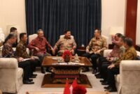 Presiden Indonesia Prabowo Subianto bertemu dengan Menteri Luar Negeri China Wang Yi, yang juga merupakan anggota Biro Politik Komite Sentral Partai Komunis China, serta Menteri Pertahanan China Dong Jun di kediaman resminya di Jakarta, pada 21 Agustus 2026. (Xinhua)