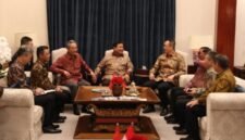 
Presiden Indonesia Prabowo Subianto bertemu dengan Menteri Luar Negeri China Wang Yi, yang juga merupakan anggota Biro Politik Komite Sentral Partai Komunis China, serta Menteri Pertahanan China Dong Jun di kediaman resminya di Jakarta, pada 21 Agustus 2026. (Xinhua)