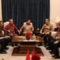 Presiden Indonesia Prabowo Subianto bertemu dengan Menteri Luar Negeri China Wang Yi, yang juga merupakan anggota Biro Politik Komite Sentral Partai Komunis China, serta Menteri Pertahanan China Dong Jun di kediaman resminya di Jakarta, pada 21 Agustus 2026. (Xinhua)