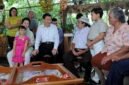 Presiden China Xi Jinping berbincang dengan anggota keluarga petani lokal di Kosta Rika, pada 3 Juni 2013.[Xin]