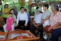 Presiden China Xi Jinping berbincang dengan anggota keluarga petani lokal di Kosta Rika, pada 3 Juni 2013.[Xin]