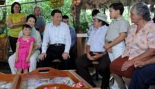 Presiden China Xi Jinping berbincang dengan anggota keluarga petani lokal di Kosta Rika, pada 3 Juni 2013.[Xin]