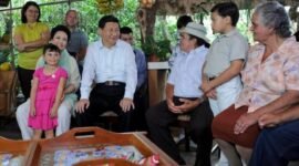 Presiden China Xi Jinping berbincang dengan anggota keluarga petani lokal di Kosta Rika, pada 3 Juni 2013.[Xin]