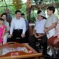Presiden China Xi Jinping berbincang dengan anggota keluarga petani lokal di Kosta Rika, pada 3 Juni 2013.[Xin]