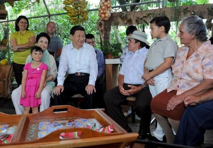 Presiden China Xi Jinping berbincang dengan anggota keluarga petani lokal di Kosta Rika, pada 3 Juni 2013.[Xin]