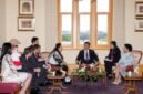 Presiden China Xi Jinping (ketiga dari kanan) bertemu dengan keluarga mendiang premier atau kepala pemerintah Negara Bagian Tasmania, Jim Bacon, di Negara Bagian Tasmania