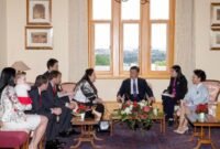 Presiden China Xi Jinping (ketiga dari kanan) bertemu dengan keluarga mendiang premier atau kepala pemerintah Negara Bagian Tasmania, Jim Bacon, di Negara Bagian Tasmania