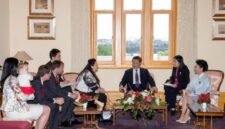 Presiden China Xi Jinping (ketiga dari kanan) bertemu dengan keluarga mendiang premier atau kepala pemerintah Negara Bagian Tasmania, Jim Bacon, di Negara Bagian Tasmania