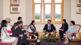 Presiden China Xi Jinping (ketiga dari kanan) bertemu dengan keluarga mendiang premier atau kepala pemerintah Negara Bagian Tasmania, Jim Bacon, di Negara Bagian Tasmania