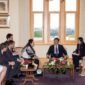 Presiden China Xi Jinping (ketiga dari kanan) bertemu dengan keluarga mendiang premier atau kepala pemerintah Negara Bagian Tasmania, Jim Bacon, di Negara Bagian Tasmania