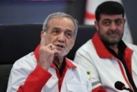 Presiden Iran Masoud Pezeshkian berbicara saat berkunjung ke kantor pusat Perhimpunan Bulan Sabit Merah Iran (IRCS) di Teheran, Iran, pada 15 April 2026. (Xinhua]