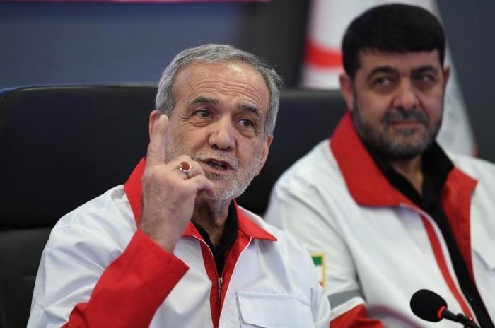 Presiden Iran Masoud Pezeshkian berbicara saat berkunjung ke kantor pusat Perhimpunan Bulan Sabit Merah Iran (IRCS) di Teheran, Iran, pada 15 April 2026. (Xinhua]