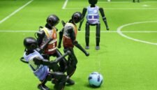 Robot-robot bertanding sepak bola dalam ajang World Robot Conference 2026 di Beijing, ibu kota China, pada 19 Agustus 2026. (Xinhua)