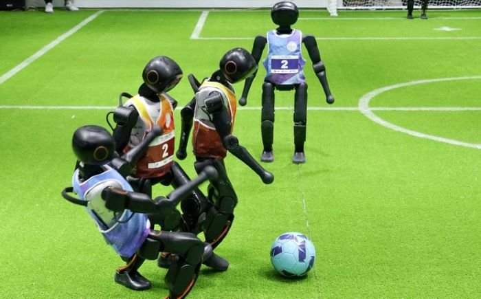 Robot-robot bertanding sepak bola dalam ajang World Robot Conference 2026 di Beijing, ibu kota China, pada 19 Agustus 2026. (Xinhua)