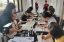 Foto yang diabadikan pada 2 Agustus 2026 ini menunjukkan Sheren (pertama dari kiri) sedang berinteraksi dengan para peserta workshop 