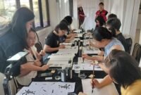 Foto yang diabadikan pada 2 Agustus 2026 ini menunjukkan Sheren (pertama dari kiri) sedang berinteraksi dengan para peserta workshop "The Art of Chinese Calligraphy with Sheren" yang digelar di Galeri Budaya Tionghoa Indonesia (GBTI) di kawasan Pantjoran Pantai Indah Kapuk (PIK), Jakarta Utara. (Xin)