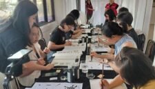 Foto yang diabadikan pada 2 Agustus 2026 ini menunjukkan Sheren (pertama dari kiri) sedang berinteraksi dengan para peserta workshop 