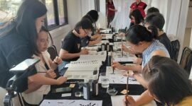 Foto yang diabadikan pada 2 Agustus 2026 ini menunjukkan Sheren (pertama dari kiri) sedang berinteraksi dengan para peserta workshop 