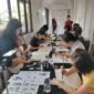 Foto yang diabadikan pada 2 Agustus 2026 ini menunjukkan Sheren (pertama dari kiri) sedang berinteraksi dengan para peserta workshop 
