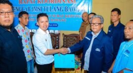 Ketua JMSI Tulangbawang, Suhirman terima SK Pengurus dan Ketua Pengda JMSI Lampung Ahmad Novriwan di Tulangbawang {SJ]