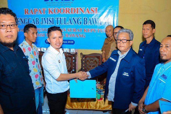 Ketua JMSI Tulangbawang, Suhirman terima SK Pengurus dan Ketua Pengda JMSI Lampung Ahmad Novriwan di Tulangbawang {SJ]