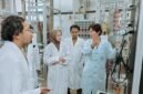Foto yang diabadikan pada 3 Juli 2026 ini menunjukkan para mahasiswa ITB Indonesia sedang berinteraksi dengan seorang dosen di sebuah laboratorium di Universitas Tianjin, Kota Tianjin, Tiongkok utara. (Xinhua)