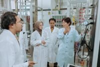 Foto yang diabadikan pada 3 Juli 2026 ini menunjukkan para mahasiswa ITB Indonesia sedang berinteraksi dengan seorang dosen di sebuah laboratorium di Universitas Tianjin, Kota Tianjin, Tiongkok utara. (Xinhua)