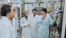 Foto yang diabadikan pada 3 Juli 2026 ini menunjukkan para mahasiswa ITB Indonesia sedang berinteraksi dengan seorang dosen di sebuah laboratorium di Universitas Tianjin, Kota Tianjin, Tiongkok utara. (Xinhua)