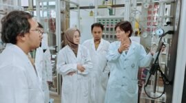 Foto yang diabadikan pada 3 Juli 2026 ini menunjukkan para mahasiswa ITB Indonesia sedang berinteraksi dengan seorang dosen di sebuah laboratorium di Universitas Tianjin, Kota Tianjin, Tiongkok utara. (Xinhua)