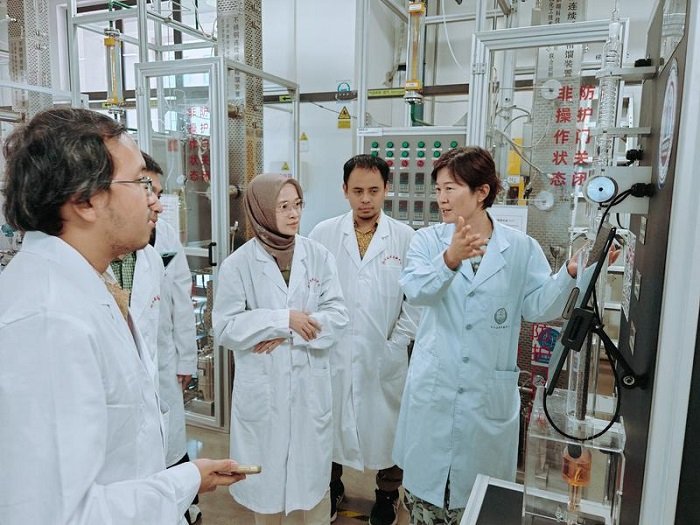 Foto yang diabadikan pada 3 Juli 2026 ini menunjukkan para mahasiswa ITB Indonesia sedang berinteraksi dengan seorang dosen di sebuah laboratorium di Universitas Tianjin, Kota Tianjin, Tiongkok utara. (Xinhua)