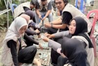 Mahasiswa KKN UIN Raden Intan Dampingi UMKM Telor Bu Uum Liwat Penjualan Digital [lin]