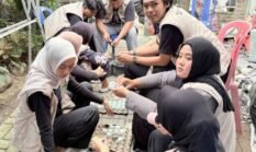 Mahasiswa UIN Edukasi Digital Marketing “Telor Asin Ibu Uum” di Gedung Pakuon