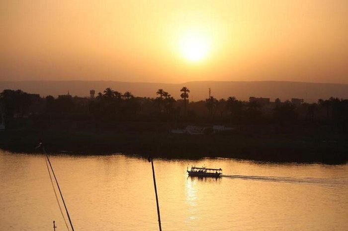 
Foto yang diabadikan memperlihatkan sebuah perahu di Sungai Nil, Kegubernuran Luxor, Mesir. [Xinhua]