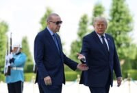 Presiden Turkiye Recep Tayyip Erdogan (kiri) bertemu dengan Presiden Amerika Serikat (AS) Donald Trump di Kompleks Kepresidenan di Ankara, Turkiye, pada 7 Juli 2026. (Xin)