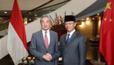 Menteri Luar Negeri China Wang Yi, yang juga merupakan anggota Biro Politik Komite Sentral Partai Komunis China, bersama-sama memimpin Konferensi Pertama Mekanisme Dialog Strategis Komprehensif China-Indonesia dengan Menteri Luar Negeri Republik Indonesia Sugiono di Jakarta pada 21 Agustus 2026. (Xinhua)