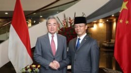 Menteri Luar Negeri China Wang Yi, yang juga merupakan anggota Biro Politik Komite Sentral Partai Komunis China, bersama-sama memimpin Konferensi Pertama Mekanisme Dialog Strategis Komprehensif China-Indonesia dengan Menteri Luar Negeri Republik Indonesia Sugiono di Jakarta pada 21 Agustus 2026. (Xinhua)
