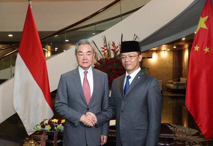 Menteri Luar Negeri China Wang Yi, yang juga merupakan anggota Biro Politik Komite Sentral Partai Komunis China, bersama-sama memimpin Konferensi Pertama Mekanisme Dialog Strategis Komprehensif China-Indonesia dengan Menteri Luar Negeri Republik Indonesia Sugiono di Jakarta pada 21 Agustus 2026. (Xinhua)