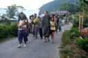 
Warga meninggalkan tempat tinggal mereka setelah gempa bumi di Pulau Flores, Provinsi Nusa Tenggara Timur, pada 15 Agustus 2026. (Xin)