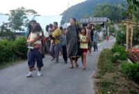 
Warga meninggalkan tempat tinggal mereka setelah gempa bumi di Pulau Flores, Provinsi Nusa Tenggara Timur, pada 15 Agustus 2026. (Xin)