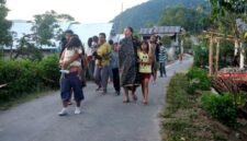
Warga meninggalkan tempat tinggal mereka setelah gempa bumi di Pulau Flores, Provinsi Nusa Tenggara Timur, pada 15 Agustus 2026. (Xin)