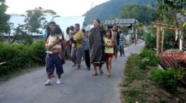 
Warga meninggalkan tempat tinggal mereka setelah gempa bumi di Pulau Flores, Provinsi Nusa Tenggara Timur, pada 15 Agustus 2026. (Xin)