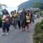 
Warga meninggalkan tempat tinggal mereka setelah gempa bumi di Pulau Flores, Provinsi Nusa Tenggara Timur, pada 15 Agustus 2026. (Xin)