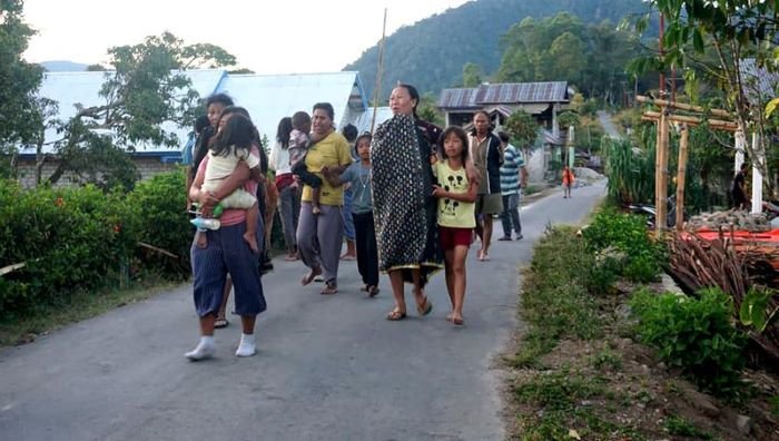 Warga meninggalkan tempat tinggal mereka setelah gempa bumi di Pulau Flores, Provinsi Nusa Tenggara Timur, pada 15 Agustus 2026. (Xin)