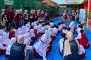 Kel 87 dan 88 KKN UIN RIL saat memberikan sosialisasi gemar menabung sekaligus literasi keuangan sejak dini. [eko]