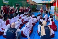 Kel 87 dan 88 KKN UIN RIL saat memberikan sosialisasi gemar menabung sekaligus literasi keuangan sejak dini. [eko]