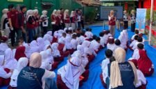 Kel 87 dan 88 KKN UIN RIL saat memberikan sosialisasi gemar menabung sekaligus literasi keuangan sejak dini. [eko]