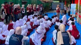Kel 87 dan 88 KKN UIN RIL saat memberikan sosialisasi gemar menabung sekaligus literasi keuangan sejak dini. [eko]